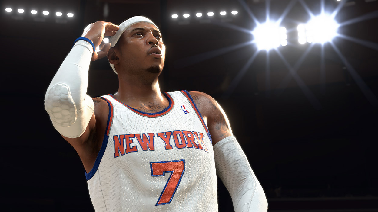 Carmelo Anthony 的遊戲版本穿著白色 New York 7 號球衣，身後有閃爍的球場燈光