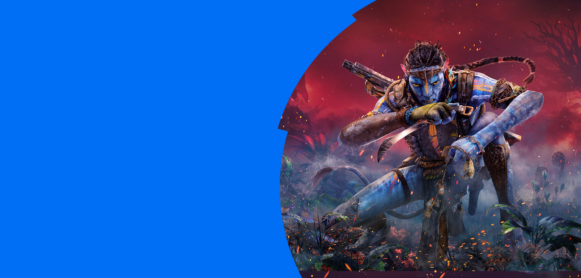 Ένας μαχητής των Navi σκύβει με μια λεπίδα στο χέρι και ένα πολυβόλο δεμένο στον ώμο του, ενώ ο καπνός καίει τη βλάστηση γύρω του. 