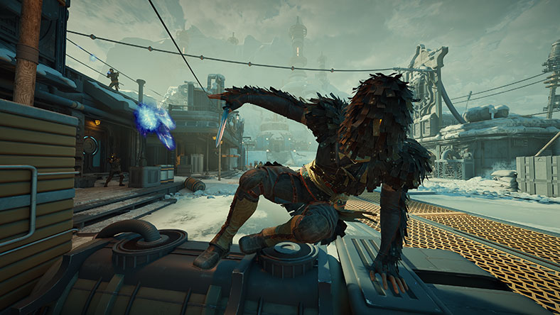 Une personne en tenue de camouflage et tenant un couteau saute par-dessus une barricade en métal.