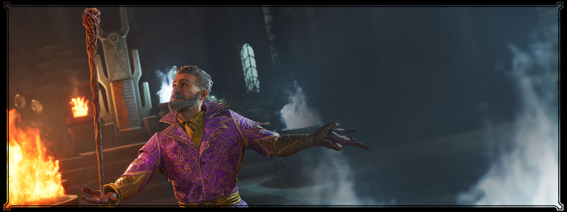 玉座の間で、男がふざけて木の杖を手の上に置いてバランスを取っています。