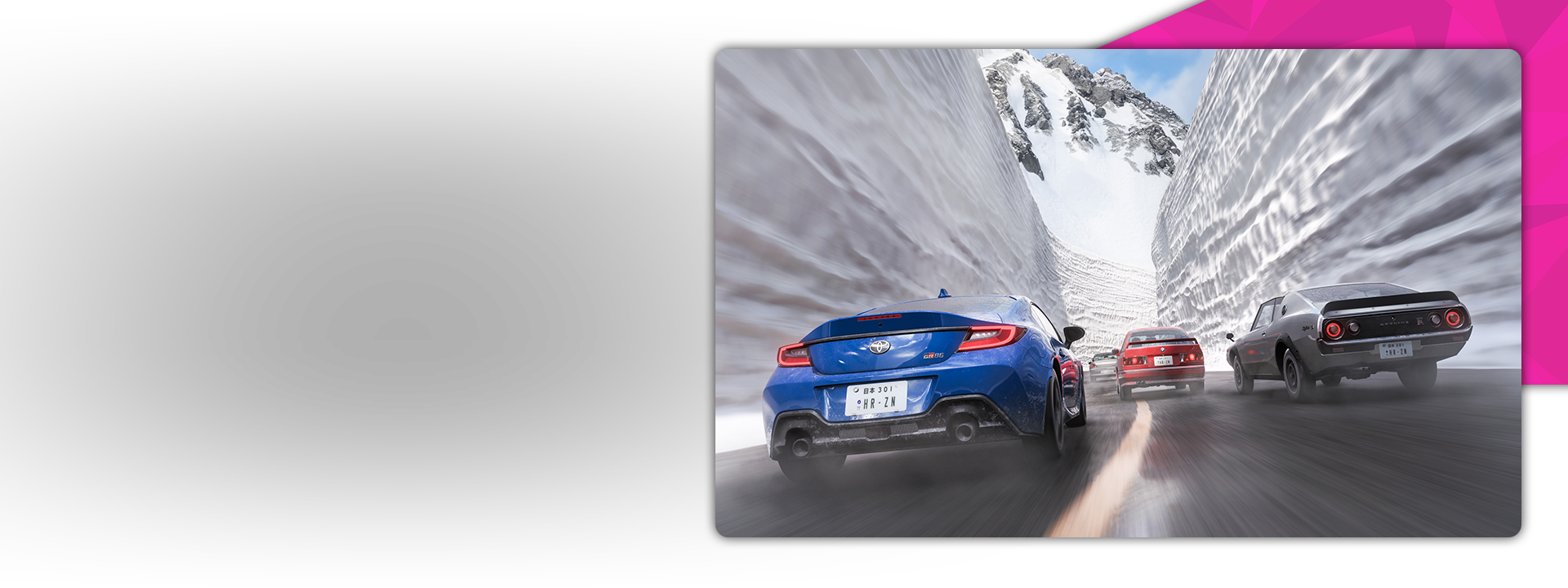 Cztery samochody jadą górską drogą między dwoma potężnymi zaspami śniegu.