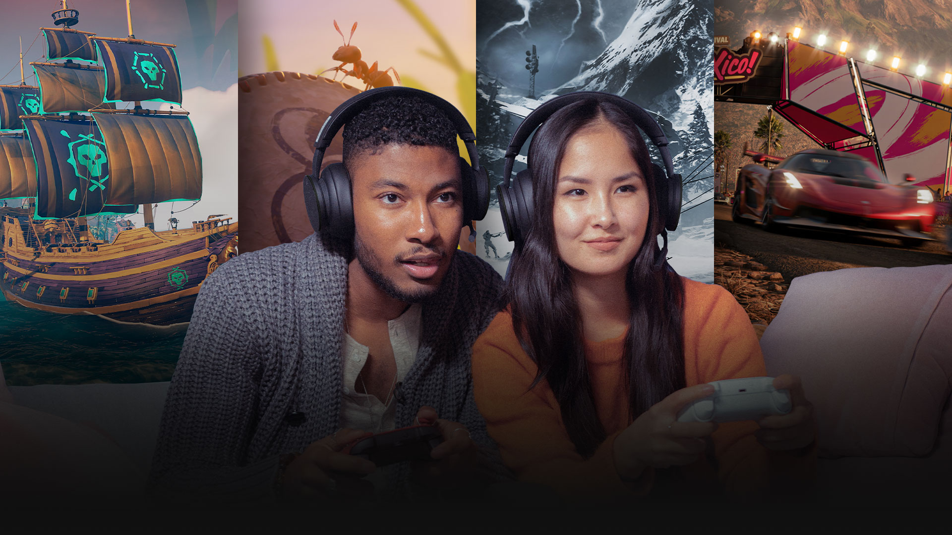 Deux joueurs sont assis sur un canapé en or avec un collage de scènes tirées de jeux Xbox en arrière-plan, dont Forza Horizon 5 et Grounded