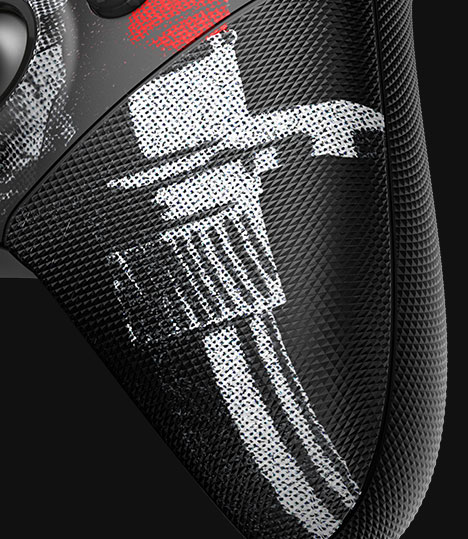 Yksityiskohtainen näkymä langattoman Xbox Elite Series 2 – NINJA GAIDEN 4 -ohjaimen kahvan kumipintaisesta sivuosasta