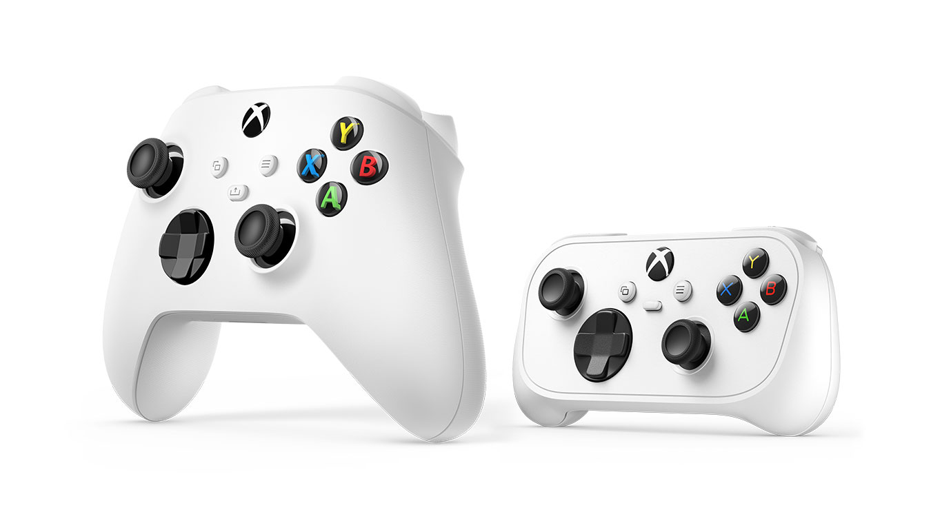 La manette Xbox Nano au premier plan, avec une manette sans fil Xbox classique derrière elle