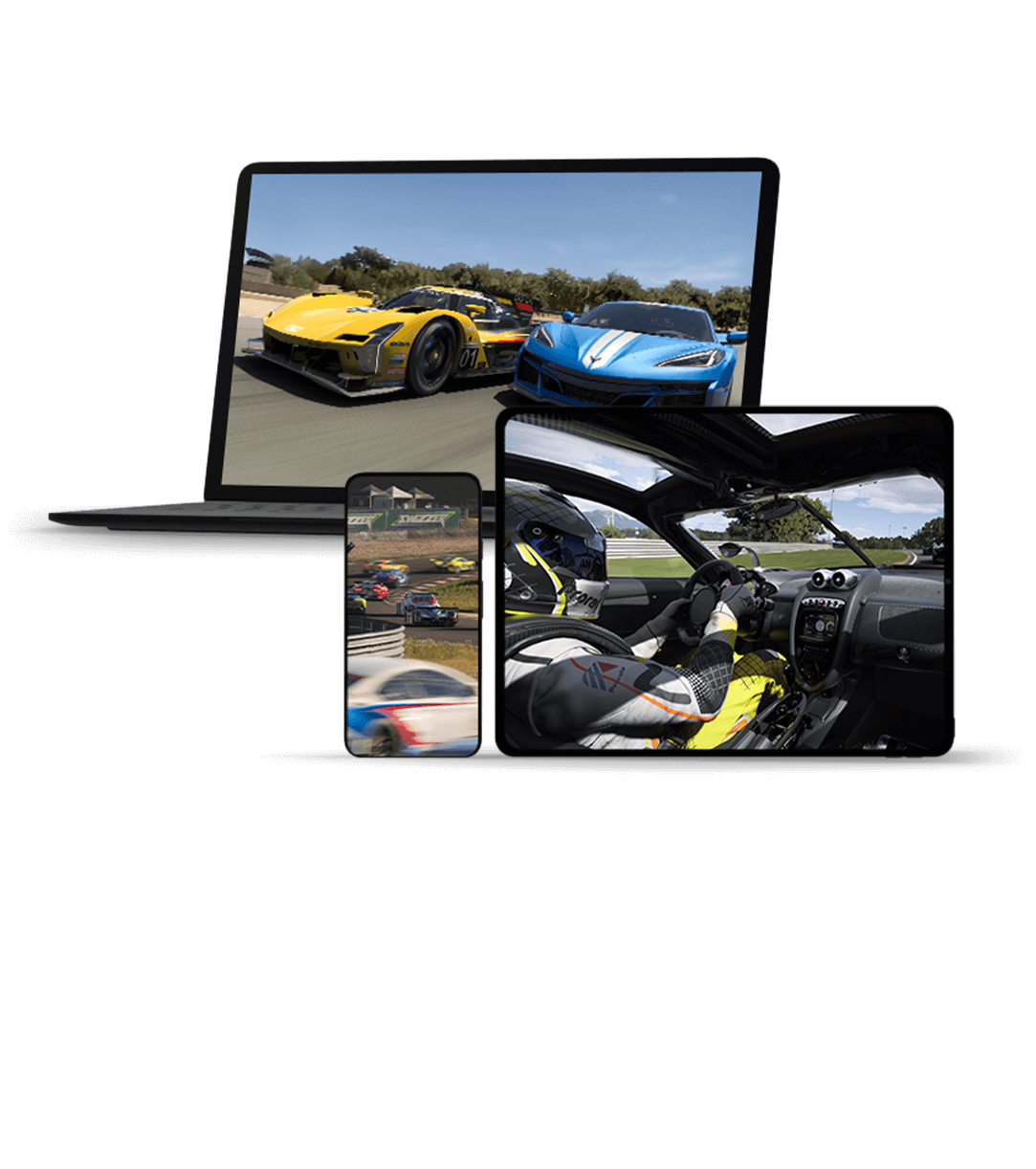 Vista frontale di tre diversi monitor con una schermata del gameplay di Forza Motorsport