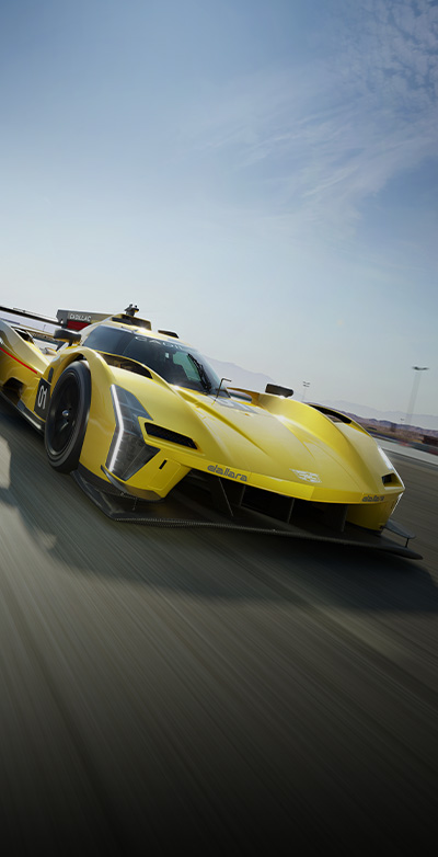 Forza Motorsport, une voiture jaune et bleue en pleine course sur un circuit