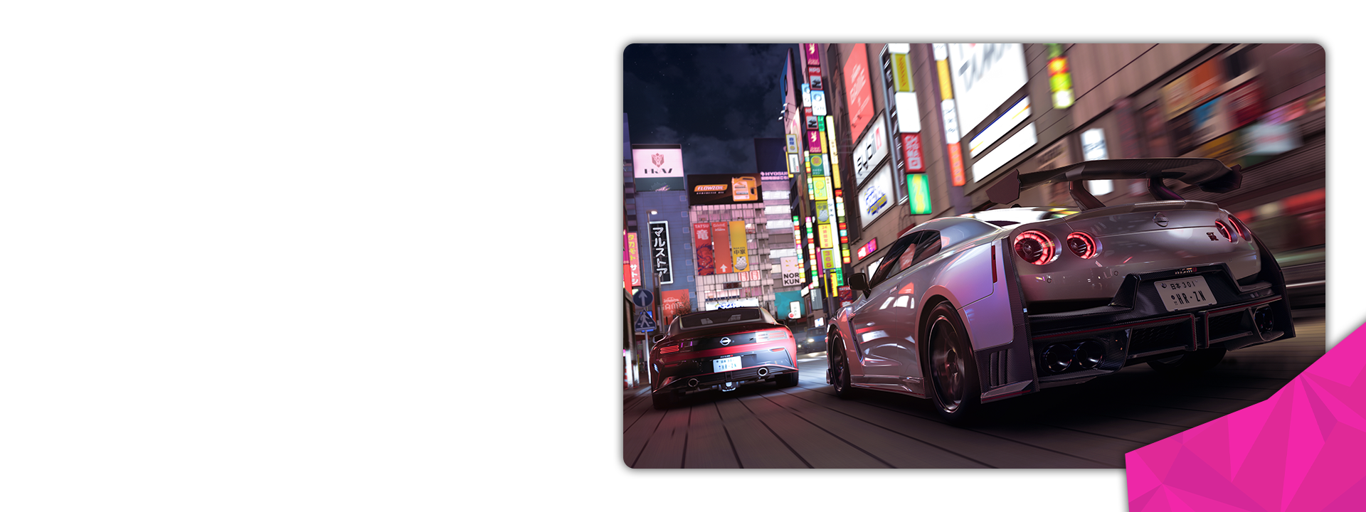 Srebrny Nissan GT-R NISMO rocznik 2024 i czerwony Nissan Z Nismo rocznik 2024 ścigają się po ruchliwych ulicach Tokio.