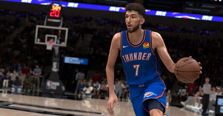 Chet Holmgren dribblar en basketboll iklädd en Oklahoma City Thunder-tröja.