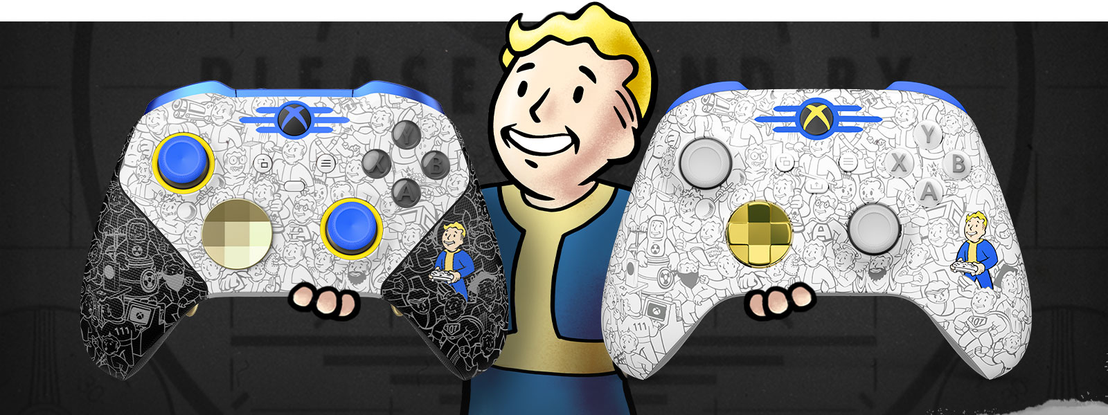 Vault Boy sostiene en las manos dos mandos de Fallout personalizados mediante Xbox Design Lab. Detrás de él, se muestra una pantalla con el mensaje «PLEASE STAND BY».