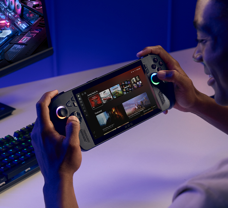 Jugador usando la Xbox ROG Xbox Ally X con una interfaz que muestra la pantalla de inicio de la aplicación Xbox