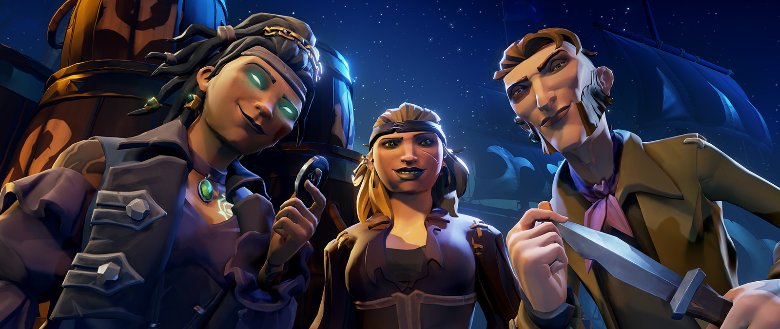 Trois pirates regardent vers le bas en souriant, à gauche une femme avec des dreadlocks, des yeux verts brillants et tenant un médaillon, au milieu, une femme blonde avec une cicatrice sur la joue gauche et à droite un homme avec de larges favoris tenant une dague de façon menaçante.