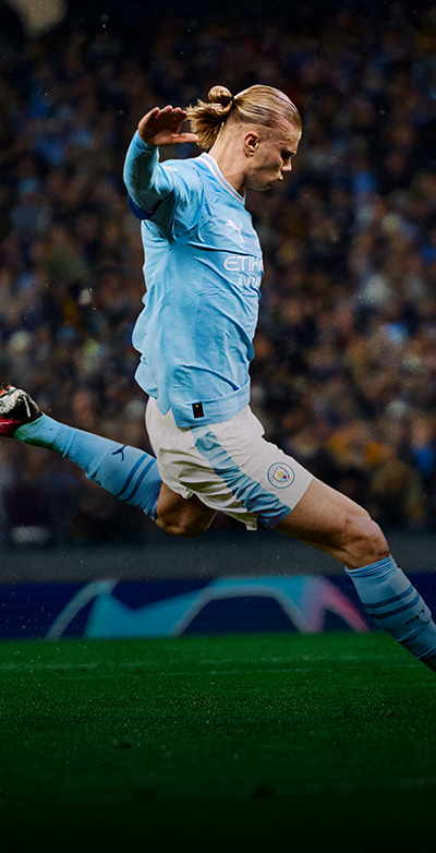 《EA FC24》，Erling Halland 正在踢足球