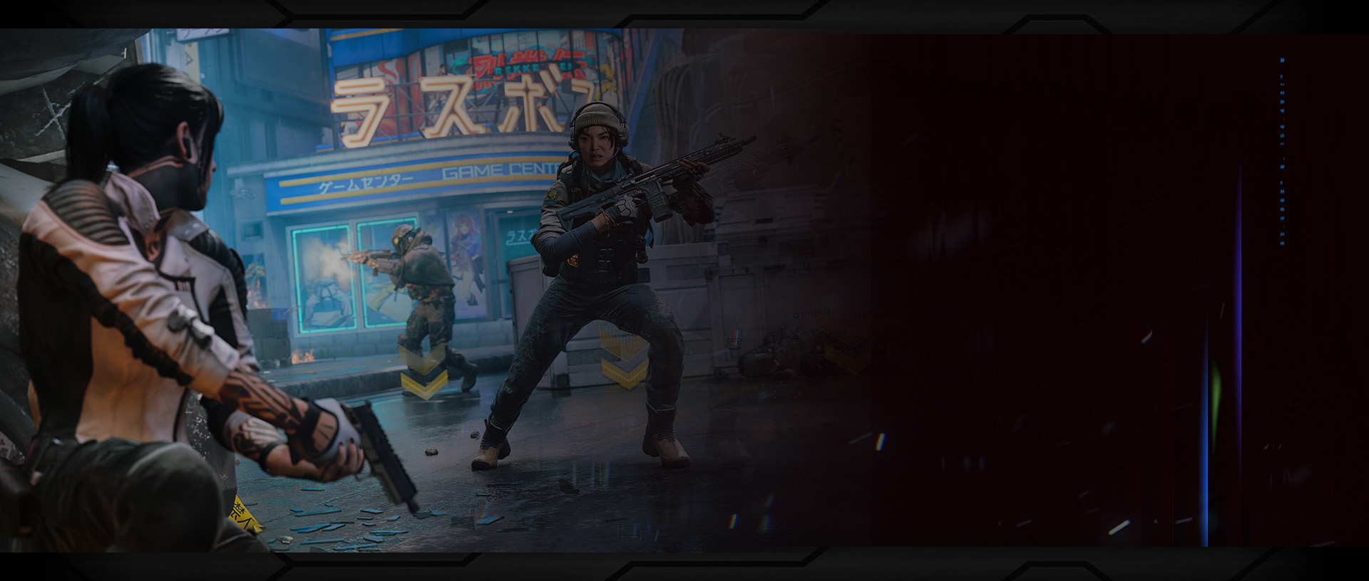 Junto a un centro de juegos, dos operadores se ven mutuamente mientras uno se agacha para protegerse. 