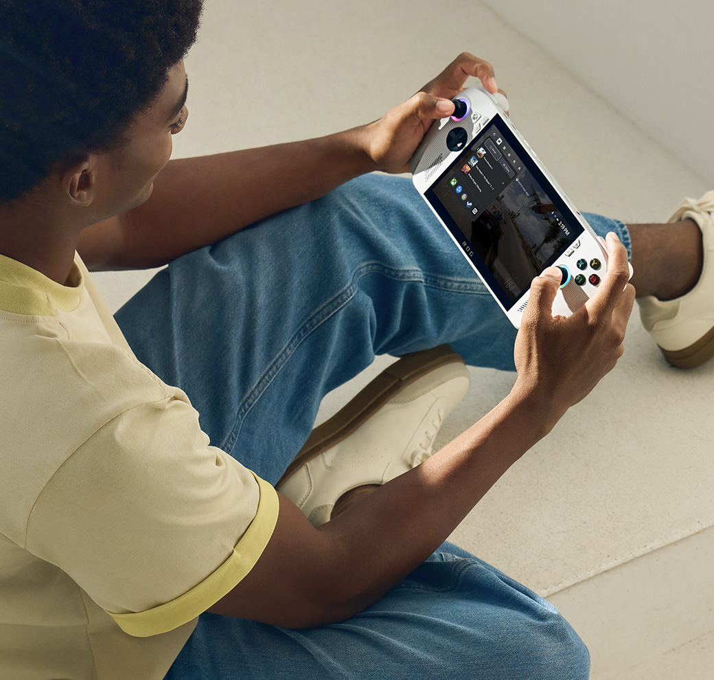 Une personne joue sur la ROG Xbox Ally, dont l’IU montre la barre de Xbox