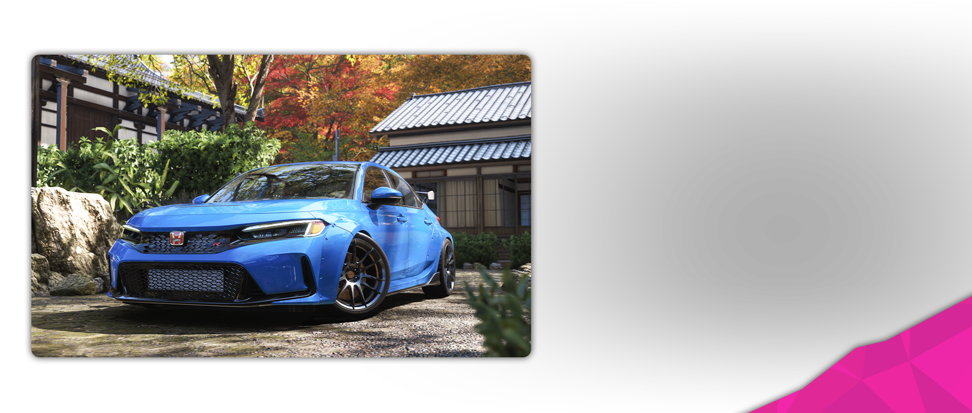 Niebieska Honda Civic Type R z rocznika 2023 stoi na żwirowym podjeździe przytulnego domu.