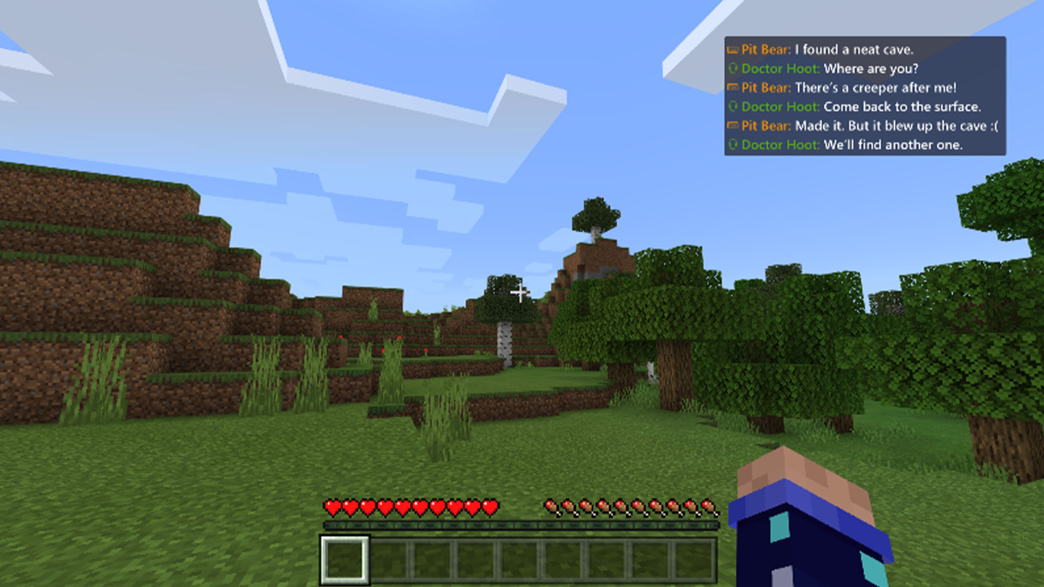 Skärmbild av Minecraft-spel som visar en textruta med taltranskription som omvandlar röstchatt till text, med meddelanden från två olika spelare på skärmen.