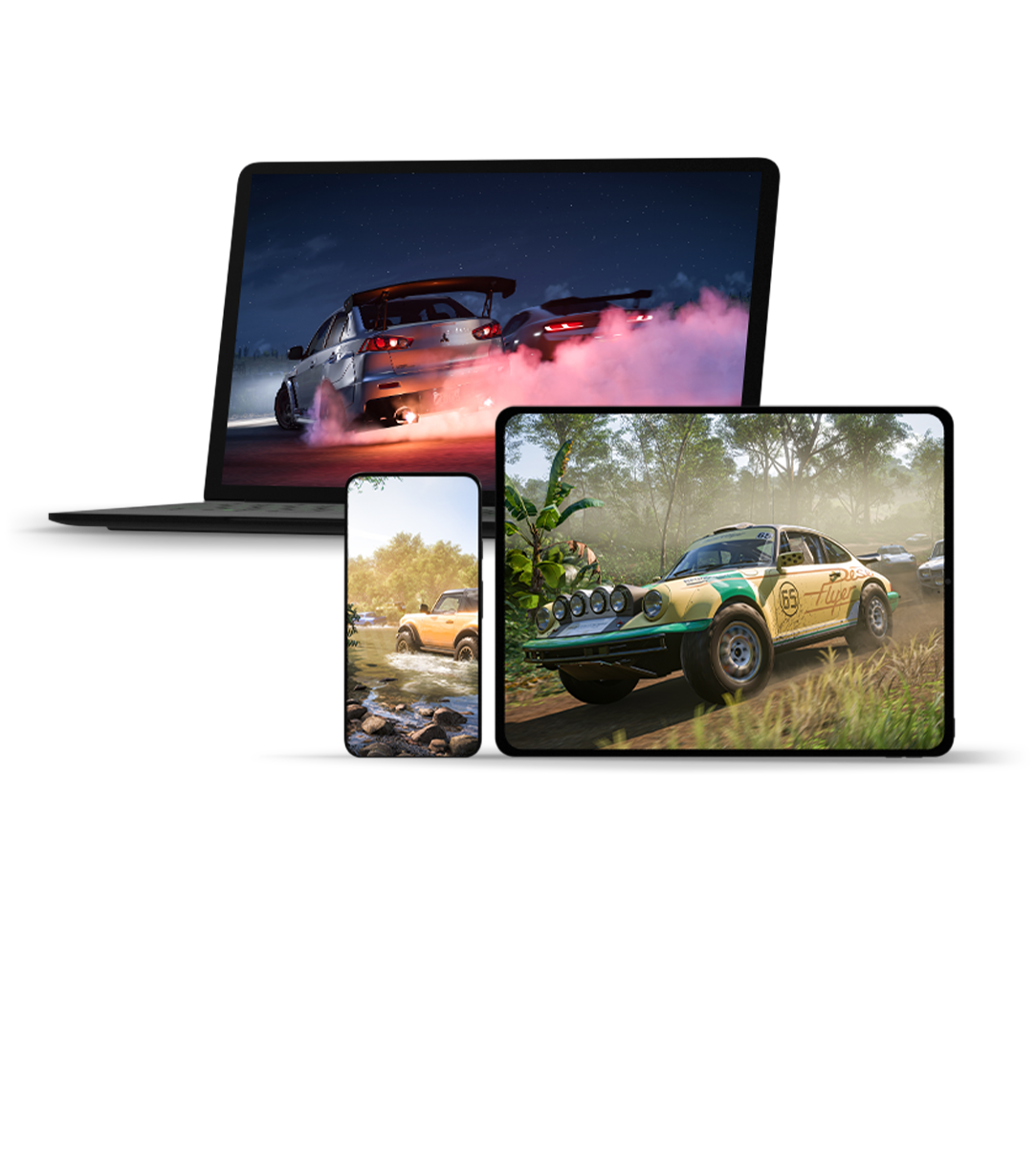 Xbox ゲームを表示した 3 台のモニター画面の正面 