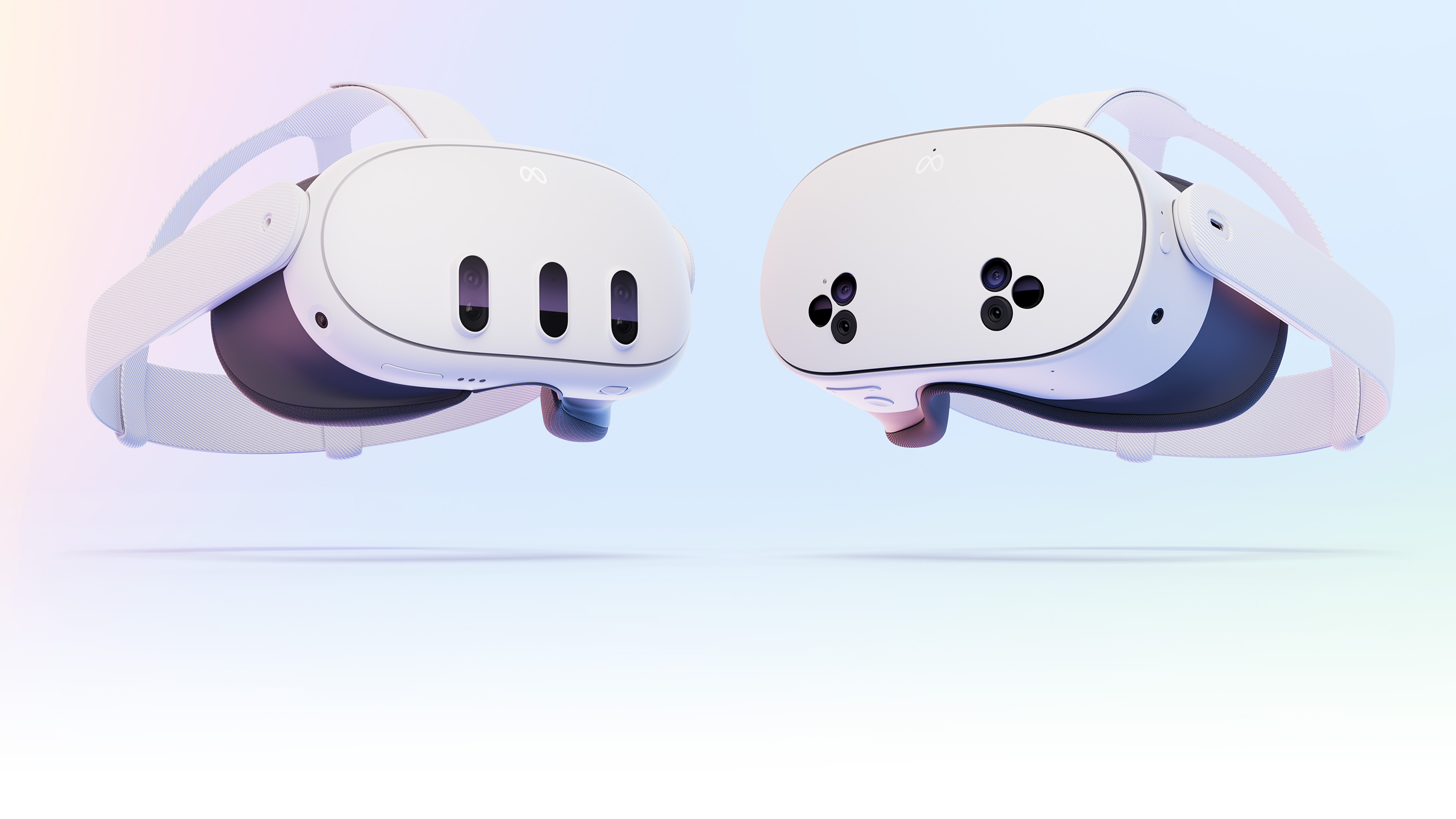 ホワイトの Meta Quest 3 と Meta Quest 3S VR ヘッドセットが並べて置かれている