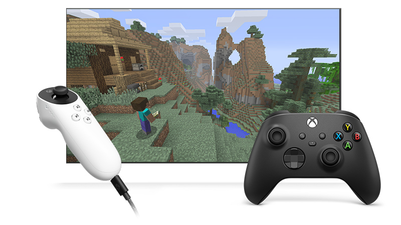 2 台のコントローラー、1 台の Xbox ワイヤレス コントローラー、マインクラフトをプレイするために Xbox Controller Assist とリンクされた Xbox Adaptive ジョイスティックを装着したもう 1 台の Xbox ワイヤレス コントローラー。