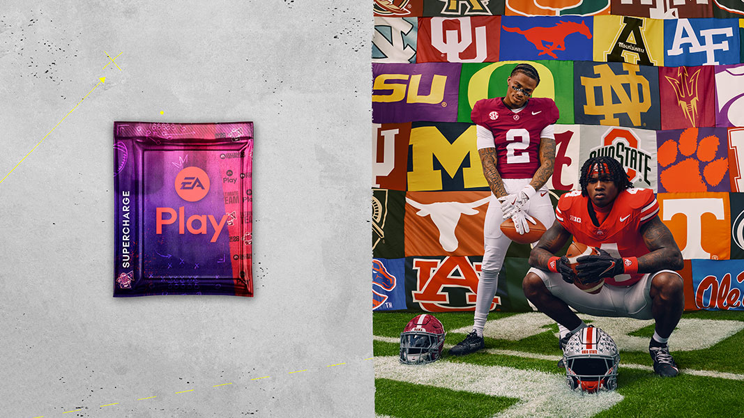 Zwei College Football-Spieler posieren auf einem Stadionfeld neben einem EA Play Supercharge Pack mit bunten College-Team-Logos im Hintergrund