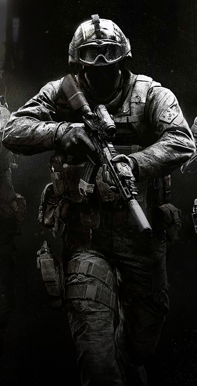 Call of Duty: Modern Warfare 4, drei Soldaten in moderner Körperpanzerung rücken durch eine dunkle Gasse vor.