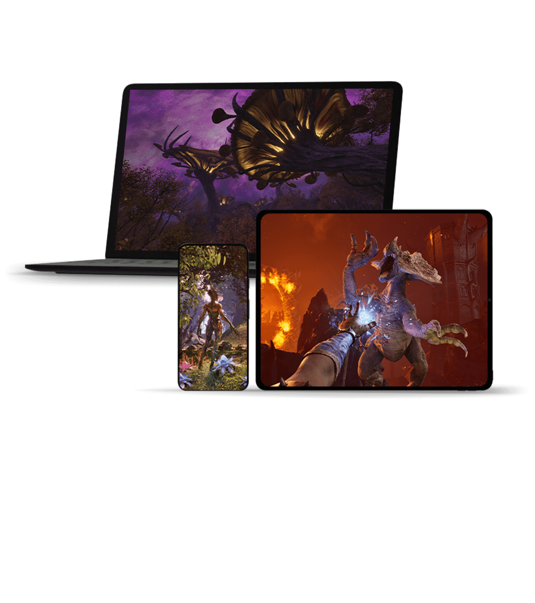 Xbox ゲームを表示した 3 台のモニター画面の正面