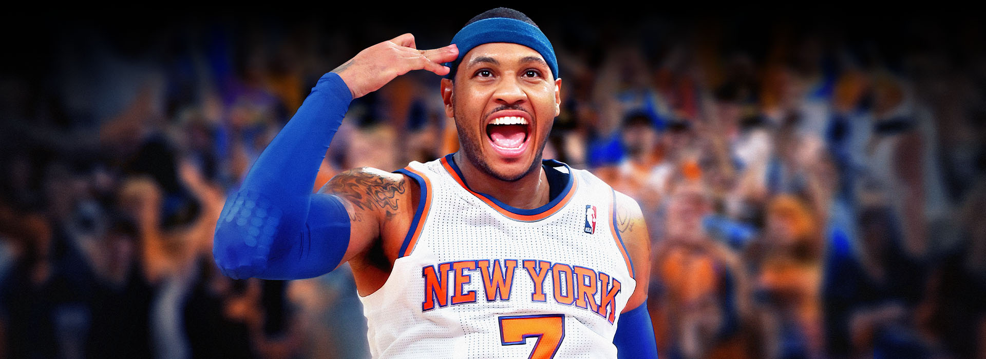 Carmelo Anthony 身穿 New York 7 號球衣，激動吶喊，同時用手指著自己的頭部
