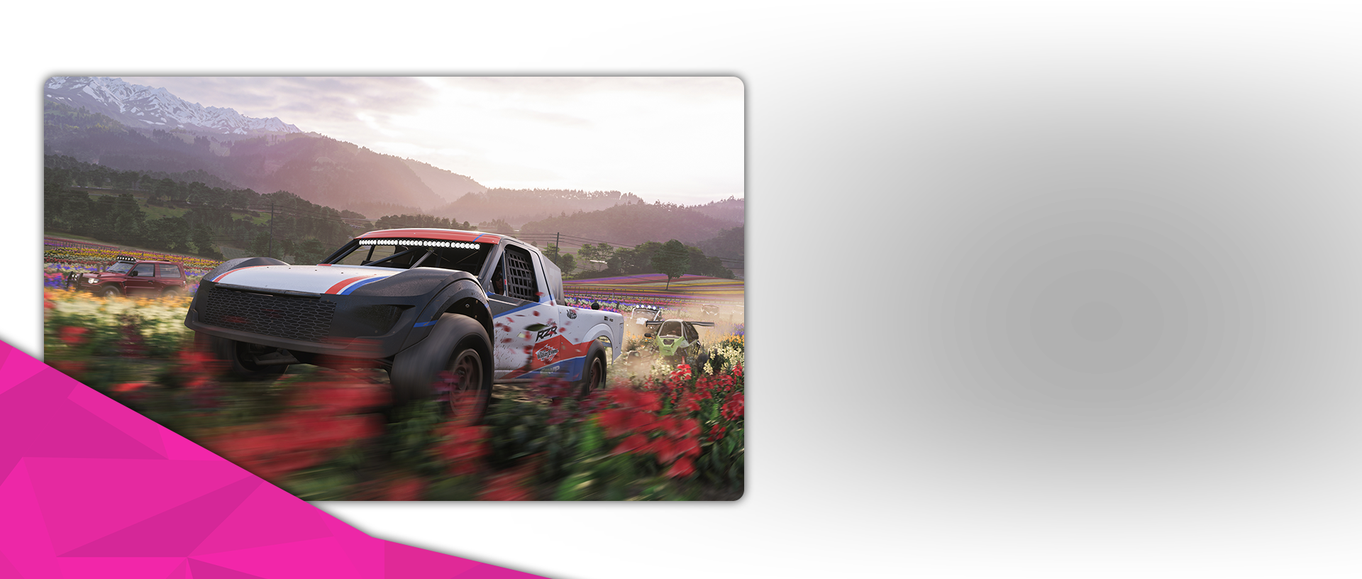 Samochód terenowy RZR Pro 4 pędzi przez pole kwiatów wraz z grupą innych pojazdów.