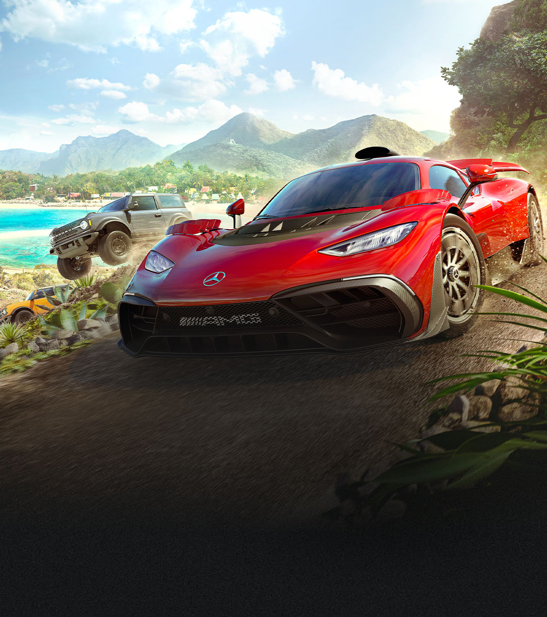 Le auto di Forza Horizon 5 corrono velocemente su una strada sterrata vicino all'acqua e a molte piante.