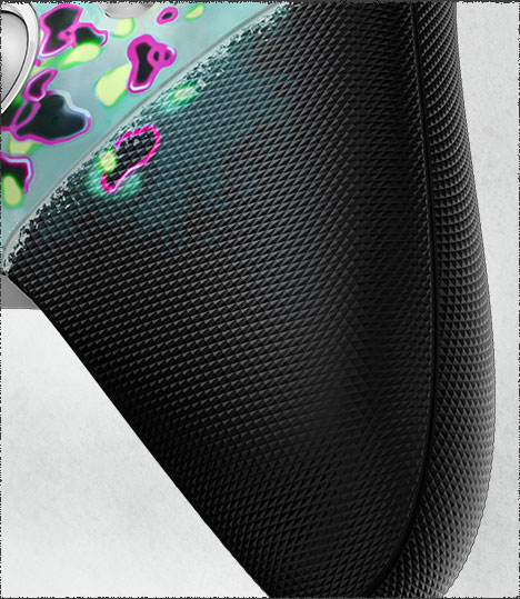 Gros plan sur les poignées latérales caoutchoutées sur la manette sans fil Xbox Elite Series 2 – The Outer Worlds 2