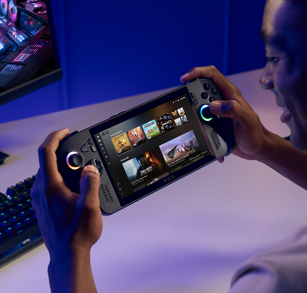 Une personne joue à Xbox sur la ROG Xbox Ally X, dont l’IU montre l’écran d’accueil de l’application Xbox